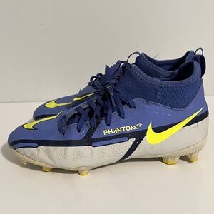 Nike Youth Phantom GT2 Academy DF / FG Purple 
Size 2.5Y